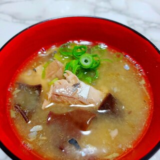 鯖の水煮とキクラゲの味噌汁